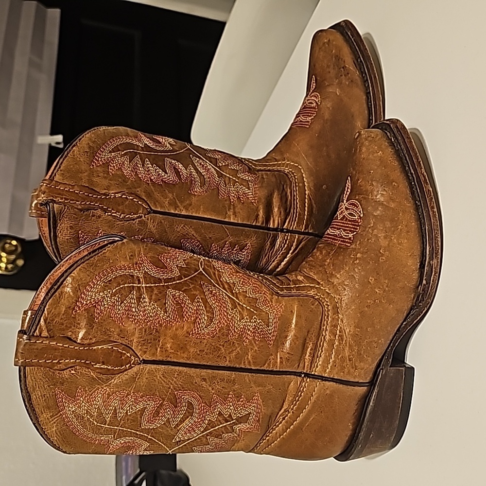 Girls Boots Verretta Size 9.5 USA kids. Brown, pink thread design, heel boots